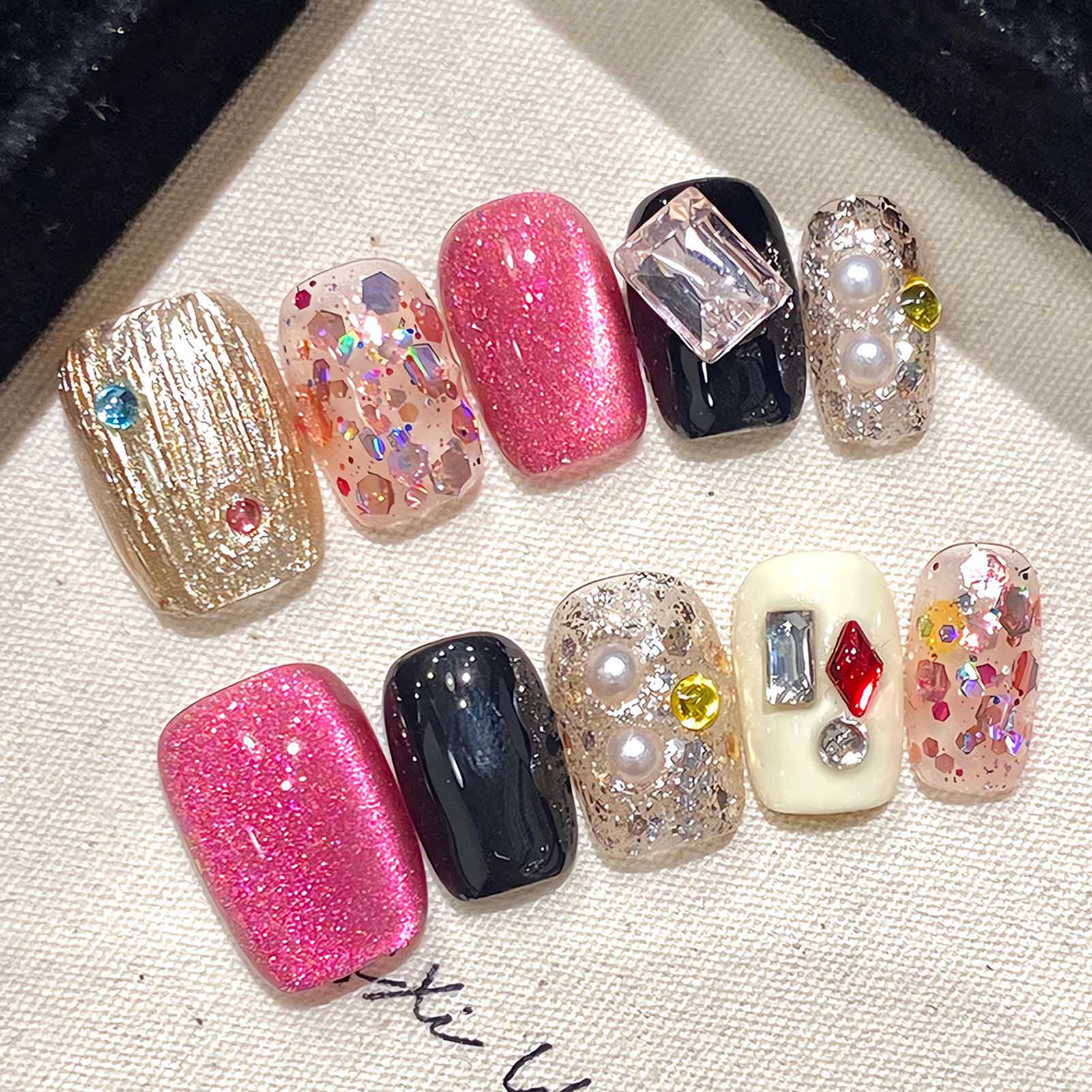 Nail Art Eye Cat - أظافر بالضغط مصنوعة يدويًا ، ترتر